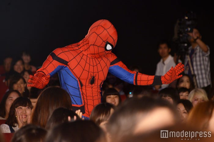 観客に手を振るスパイダーマン(C)モデルプレス