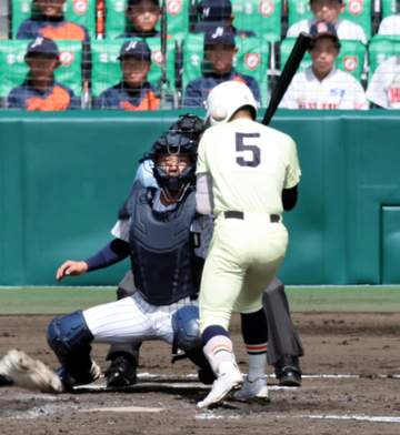 英明・矢野が四回に頭部死球のアクシデント 担架で運ばれる その裏の守備から復帰し場内に大きな拍手