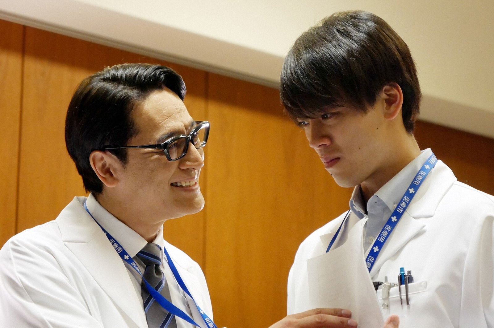 橋本さとし、竹内涼真／「ブラックペアン」第1話より（C）TBS