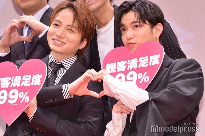 自ら千葉雄大にハートポーズで歩み寄った人見知りの菊池風磨/菊池風磨、千葉雄大(C)モデルプレス