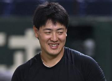 岡本和真が表情キリリのモデルショット！ゲレーロJr.がかっこいい！Bジェイズが50周年記念グッズ公開 選手がモデル務める