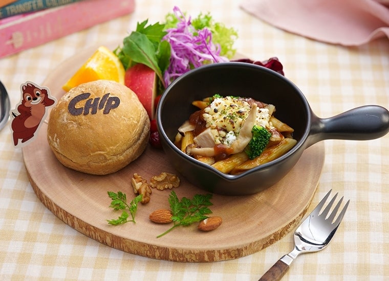 ＜チップ＞きのこグラタンプレート税込 2,079円（C）Disney