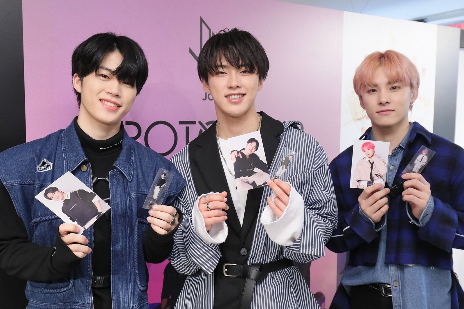 （左から）木全翔也、河野純喜、川西拓実 （C）LAPONE ENTERTAINMENT