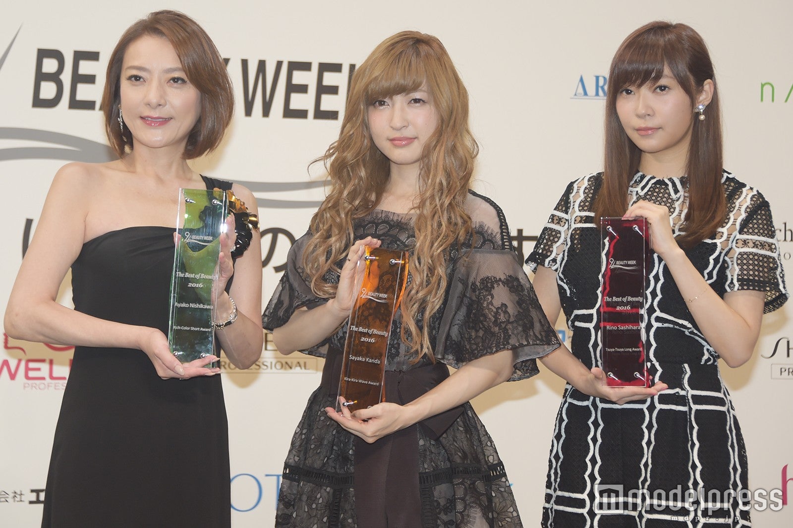 「BEAUTY WEEK AWARD 2016」授賞式に出席した（左から）西川史子、神田沙也加、指原莉乃（C）モデルプレス