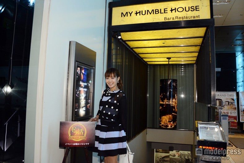 ラグジュアリーなダイニングバー入口／モデル：宮内かれん