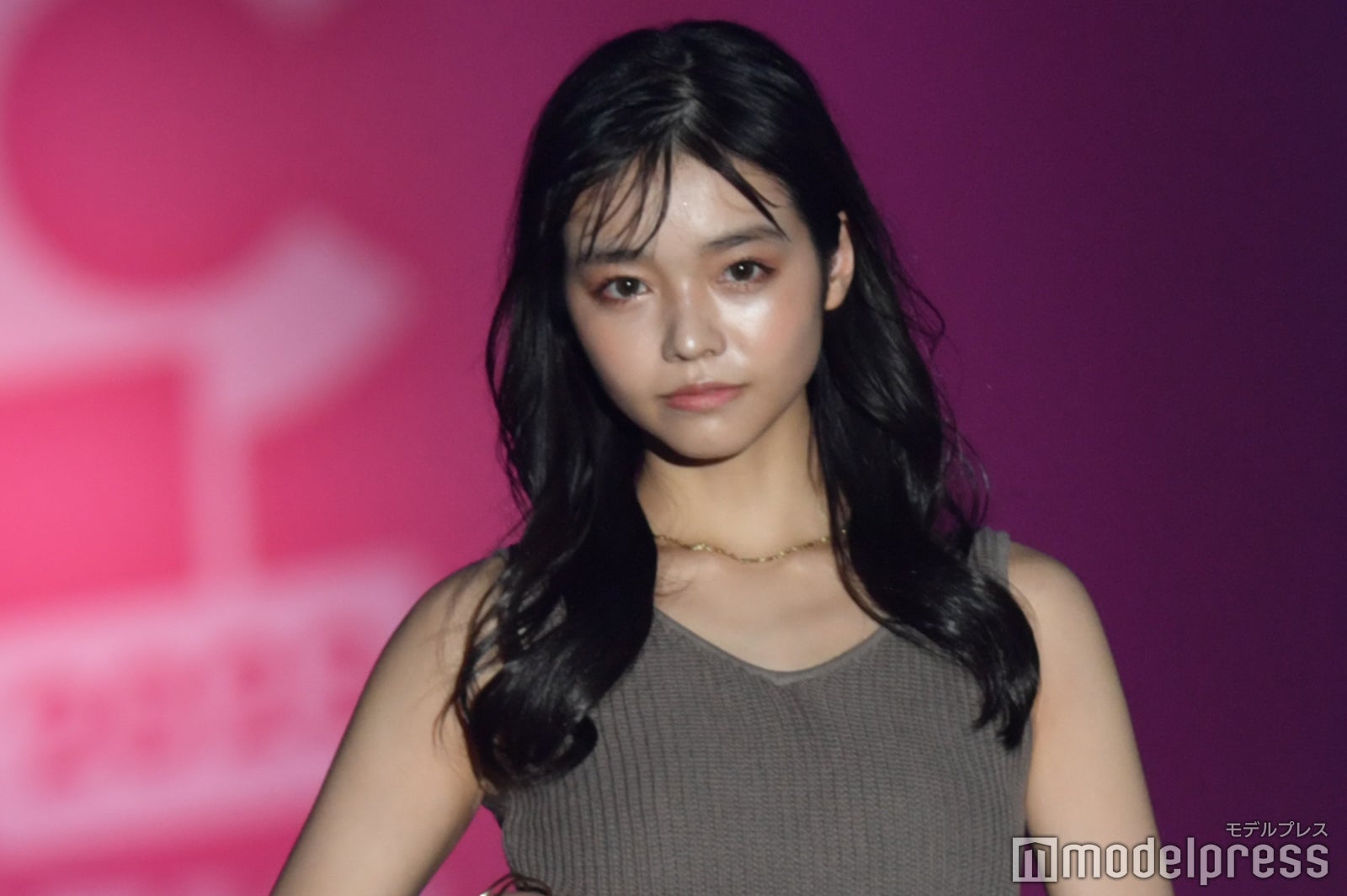 「JCミスコン2022」グランプリ・秋田莉杏、ノースリーブニットからほっそり二の腕のぞかせる 大人な表情で魅了＜TGC teen ICHINOSEKI 2023＞