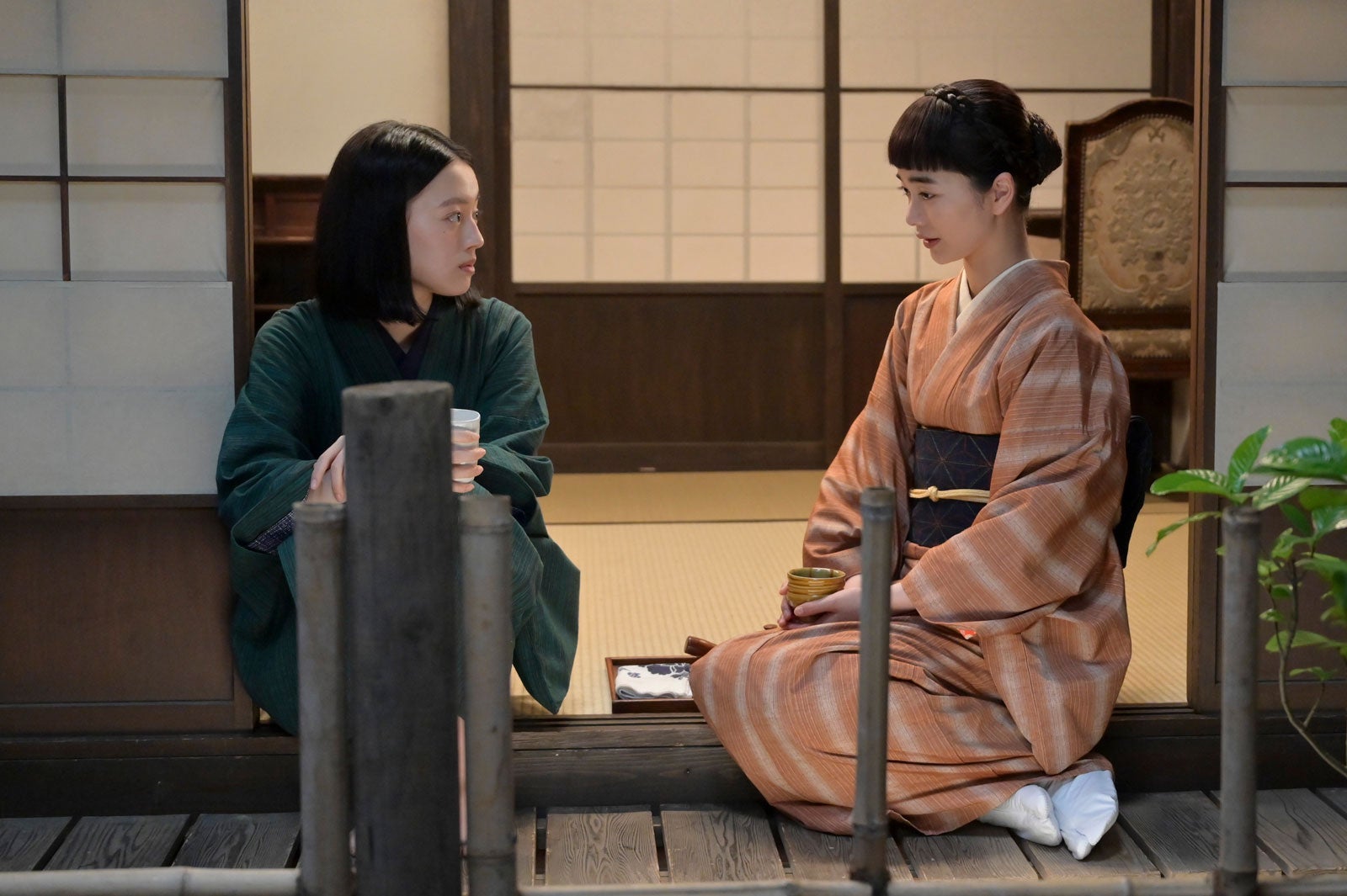 上坂樹里、見上愛「風、薫る」第70話（C）NHK