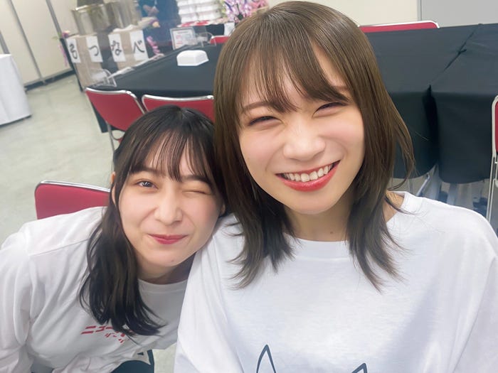 楽屋で笑顔を見せる鈴木絢音と秋元真夏(撮影/樋口日奈)/「乃木撮VOL.03」(提供写真)