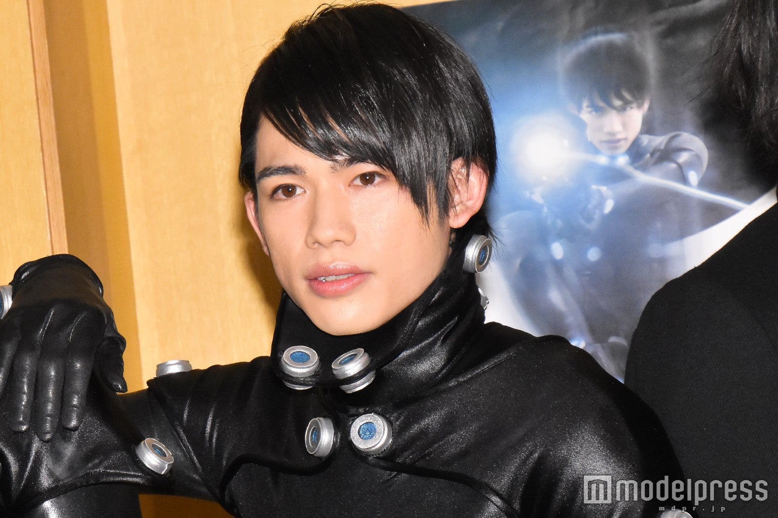 スパガ浅川梨奈、ボディラインくっきりスーツに赤面 注目は