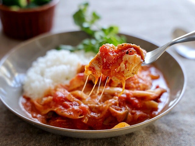 フライパンに材料どんどん入れて煮込むだけ！ごはんにも合う！豚バラとチーズのトマトシチュー