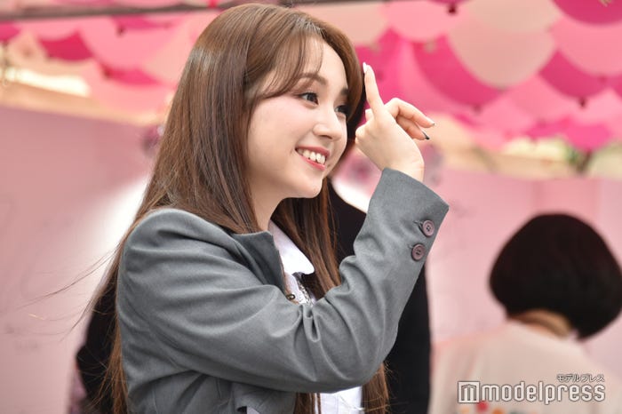 もう一度中央に出てきてファンサービスをするマシロ(坂本舞白) (C)モデルプレス