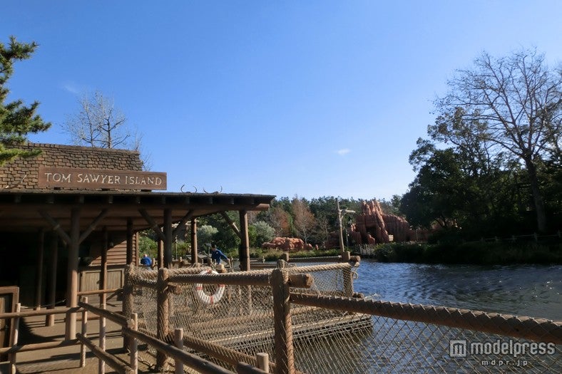 トムソーヤ島へは丸太のいかだで河を渡っていく