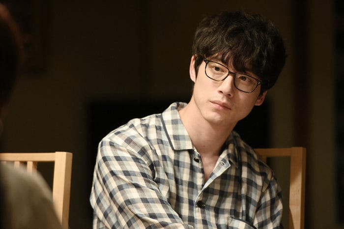 坂口健太郎/「婚姻届に判を捺しただけですが」第2話より(C)TBS