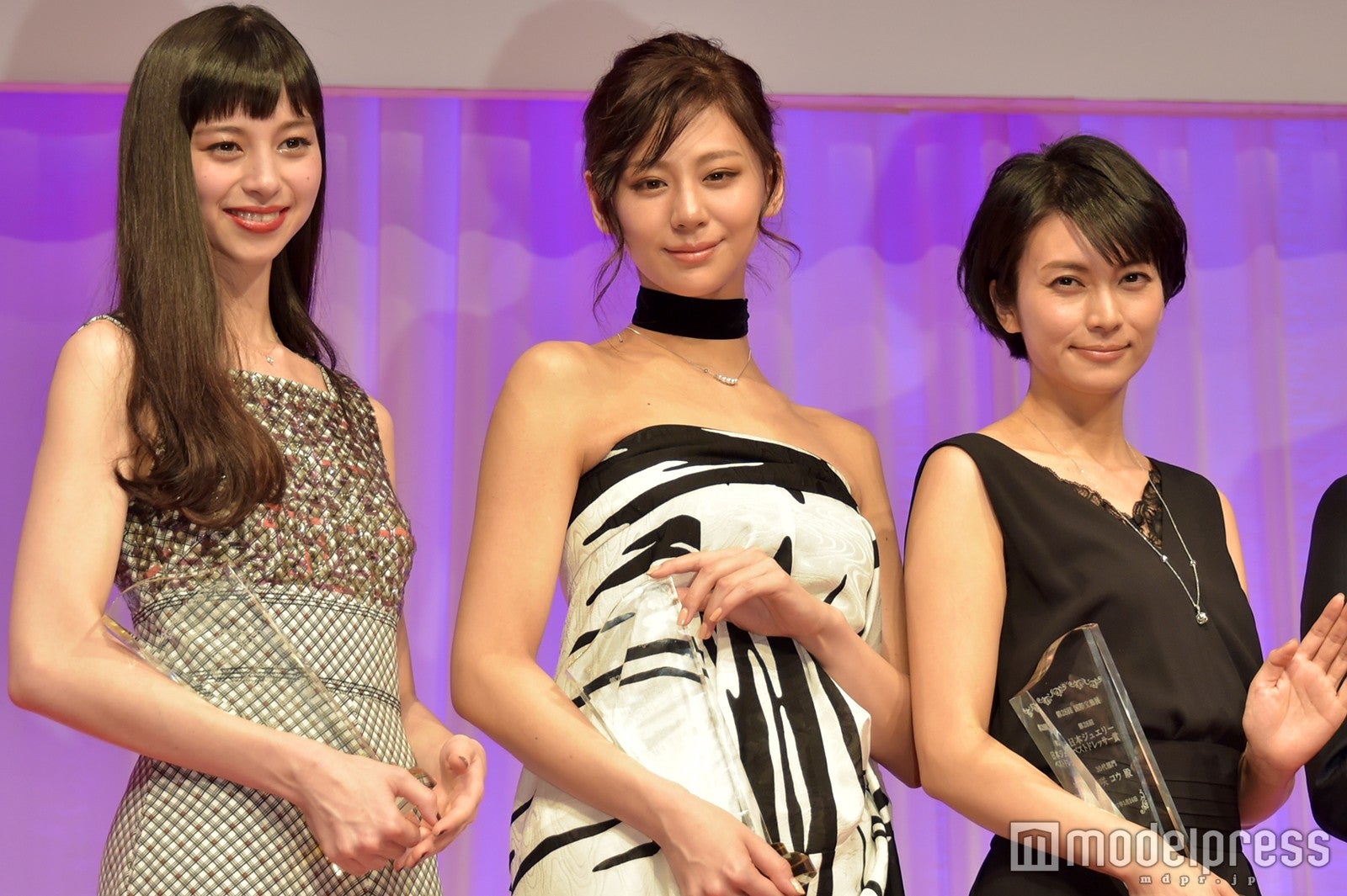 「第28回 日本ジュエリーベストドレッサー賞」表彰式（左から）中条あやみ、西内まりや、柴咲コウ（C）モデルプレス