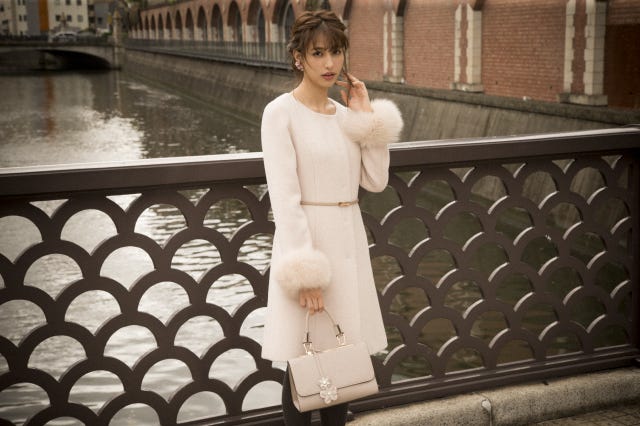 ベルト付ノーカラーコート¥31,000、フラワーチャームバッグ¥9,500、フラワーピアス¥2,800/以上PROPORTION BODY DRESSING(C)TOPLOG