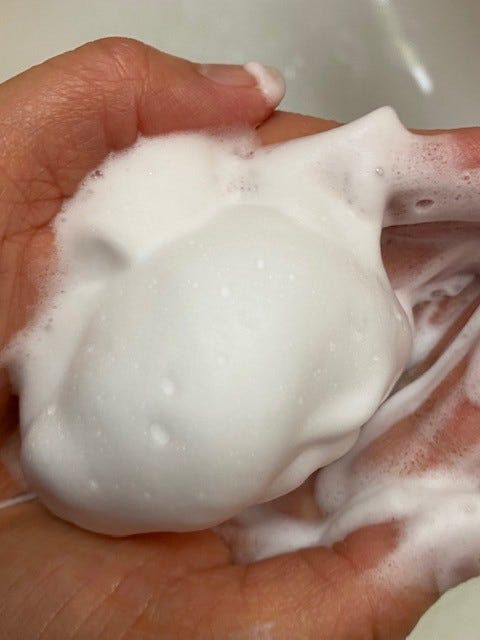 100円ショップで購入した「洗顔フォーム泡立て器」にハマっています。フワフワの泡に、顔をドボンと埋めるとCMに出ている気分に(提供写真)