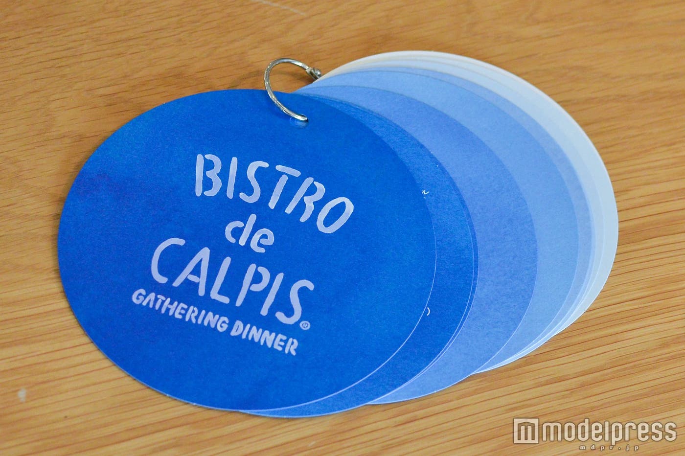 メニューカードも「カルピス」をイメージした色に(C)モデルプレス