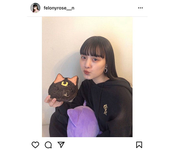鶴嶋乃愛 黒パーカー姿で セーラームーン ルナをイメージしたパンと2ショット 可愛すぎる天使 モデルプレス 鶴嶋乃愛 黒パーカー姿で セーラームーン ルナをイメージしたパンと2ショット 可愛すぎる天使 モデルプレス