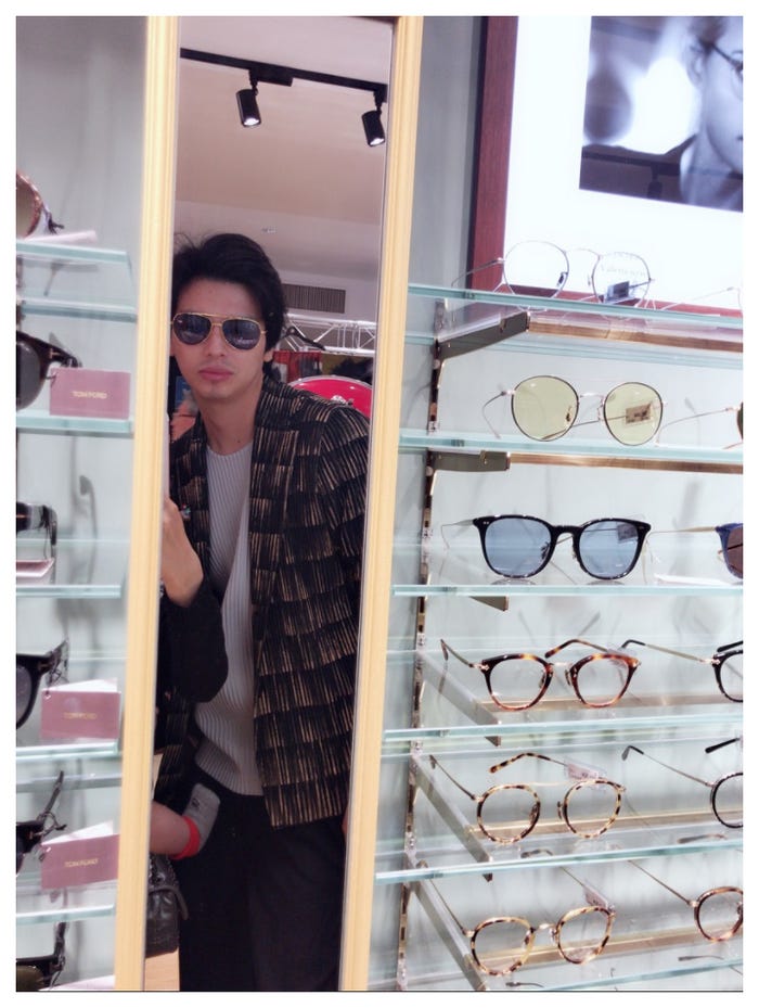 サングラスを試着するアレク/アレクサンダーオフィシャルブログ(Ameba)より