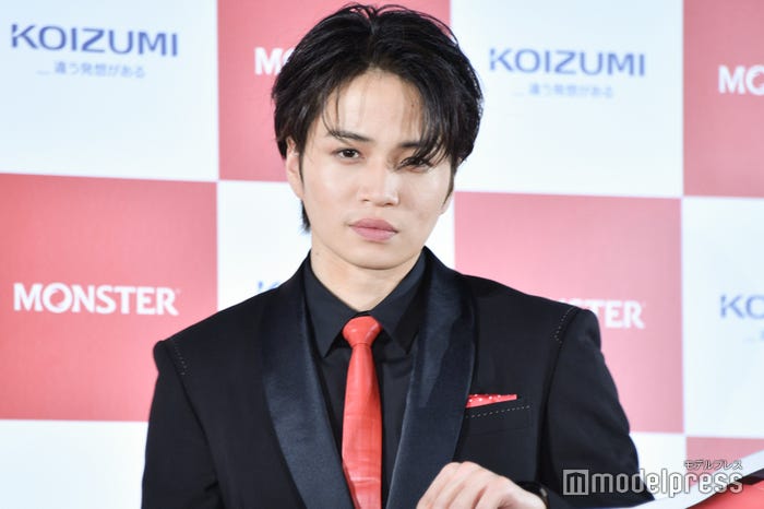 会見には屈みながら登場し、フォトセッション時にも報道陣へ「はい!」とその都度返事をする姿勢が印象的だった菊池風磨 (C)モデルプレス
