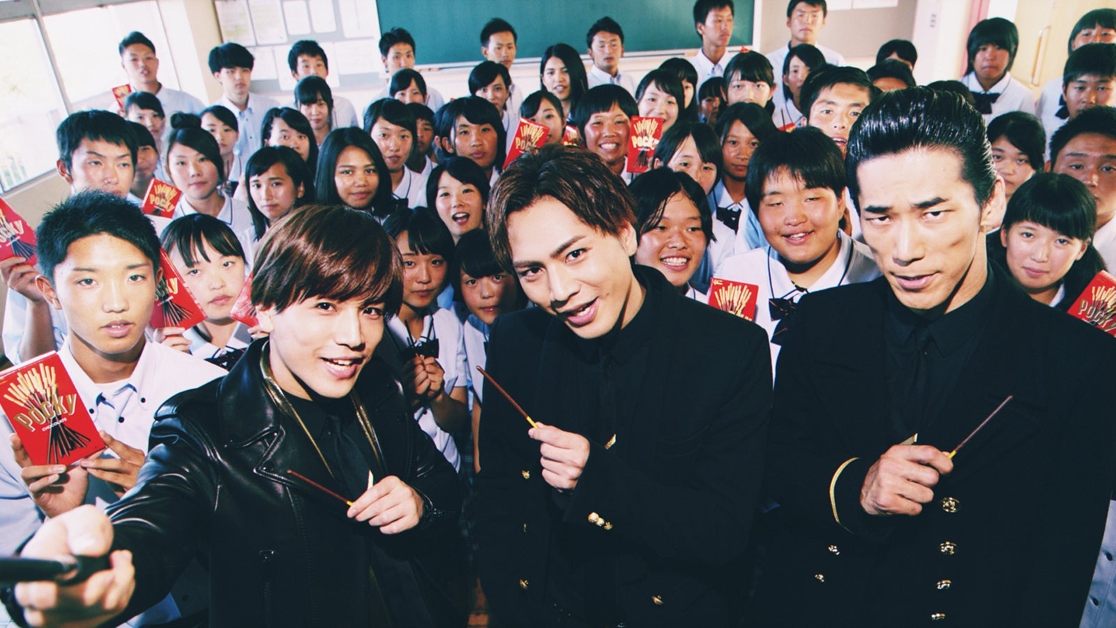 三代目JSB登坂広臣・岩田剛典・小林直己が完全サプライズ決行　歓喜に湧く高校生と交流