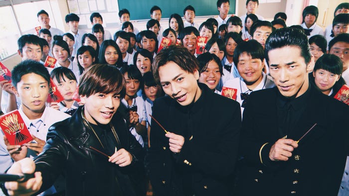 三代目JSB登坂広臣・岩田剛典・小林直己が完全サプライズ決行 歓喜に湧く高校生と交流