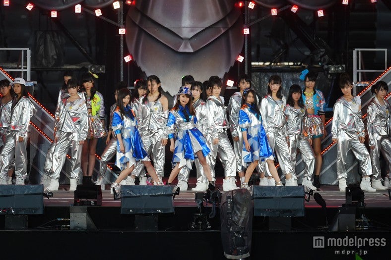 「大島優子卒業コンサート in 味の素スタジアム ～6月8日の降水確率56％（5月16日現在）、てるてる坊主は本当に効果があるのか？～」（C）AKS