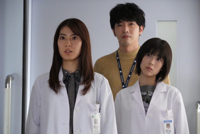 本美織、柄本佑、浜辺美波/「ドクターホワイト」第7話より(C)カンテレ