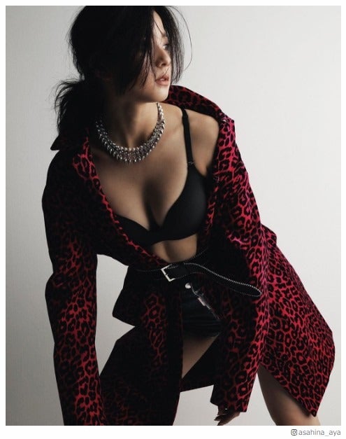 朝比奈彩、圧巻オーラのランジェリーショット　美ボディに釘づけ