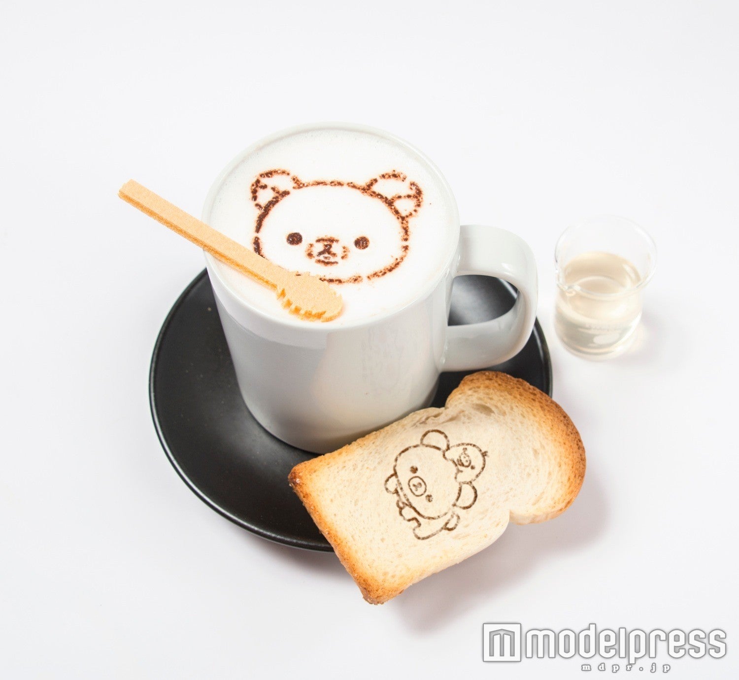 「はちみつ大好き！リラックマのハニーラテ～ラスクを添えて～」￥780（税抜）／画像提供：レッグス