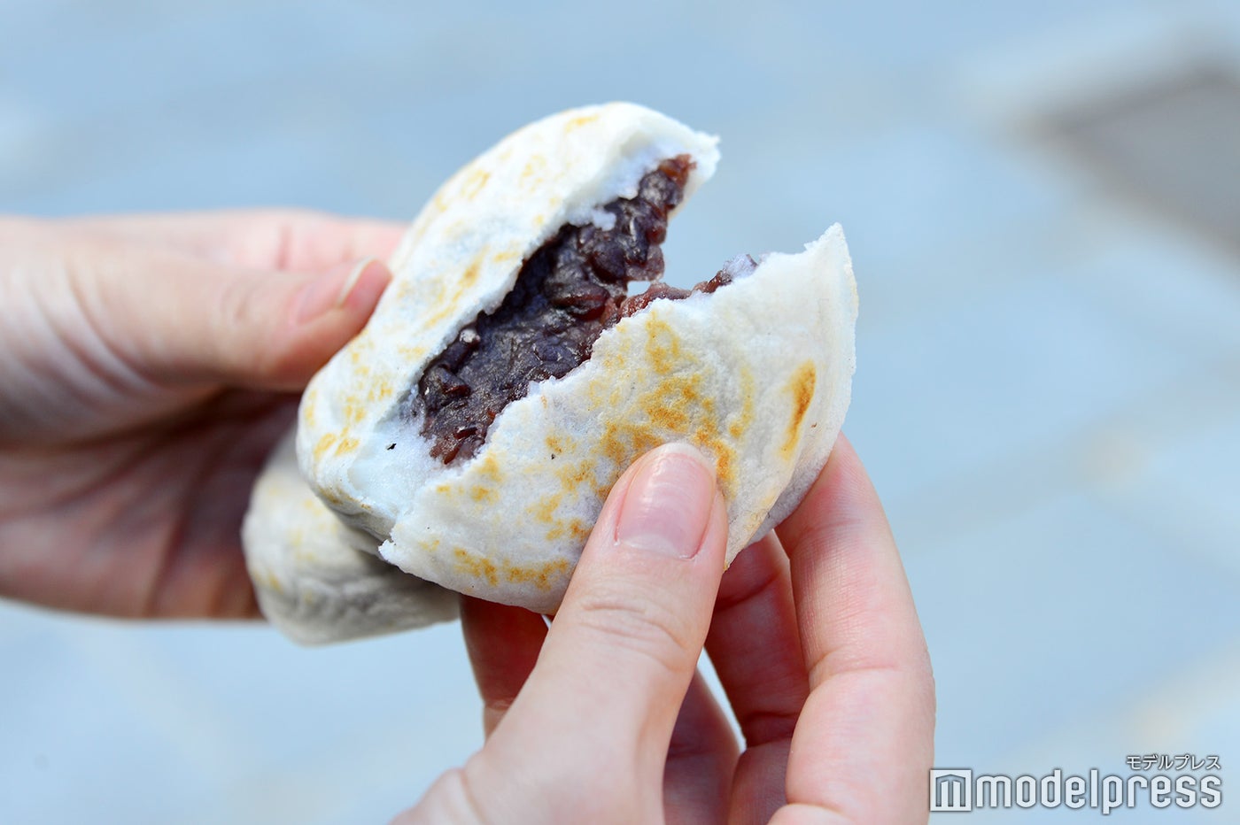 参道沿いにはいたるところに梅ヶ枝餅のお店が、味の食べ比べをしてみてもいいかも(C)モデルプレス