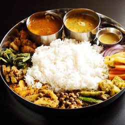 クセが強いがうまくてヤミツキに! 日本初の「国産水牛」料理が味わえる、ネパール料理専門店『月と太陽』