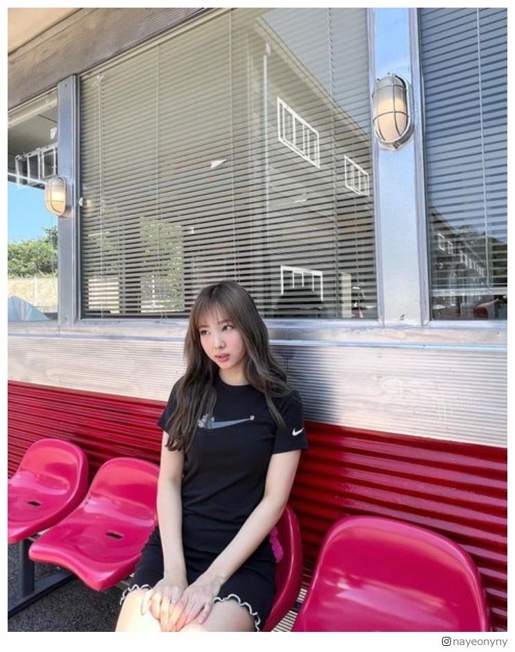 TWICEナヨン、暗髪＆“ぱっつん前髪”にファン悶絶「雰囲気が全然違う」「似合ってる」