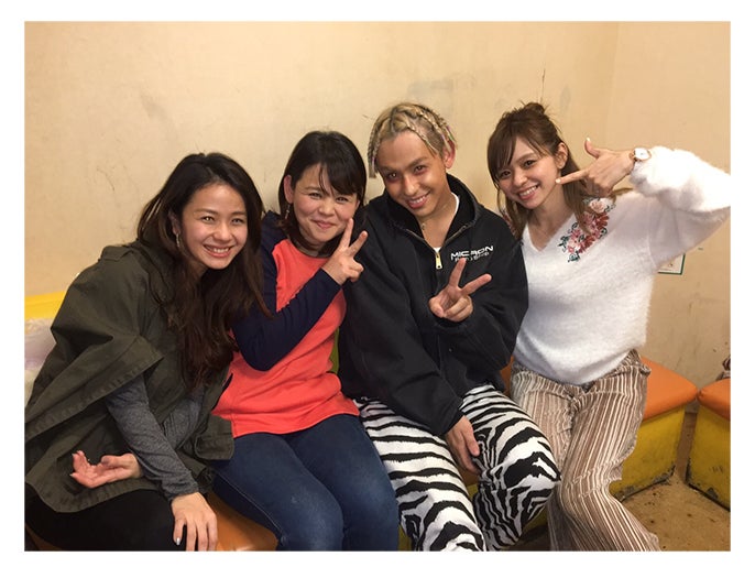 姉との4ショット（一番右が比花知春）／りゅうちぇる公式ブログ（LINE）より