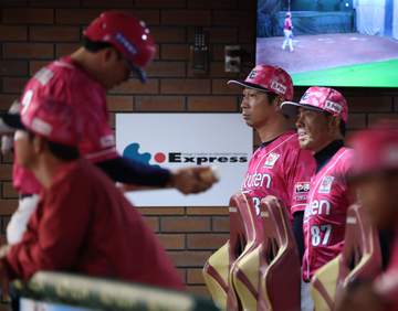 楽天が5連敗 三木監督休養後初の試合で完封負け 先発古謝が1回20球で降板のアクシデント