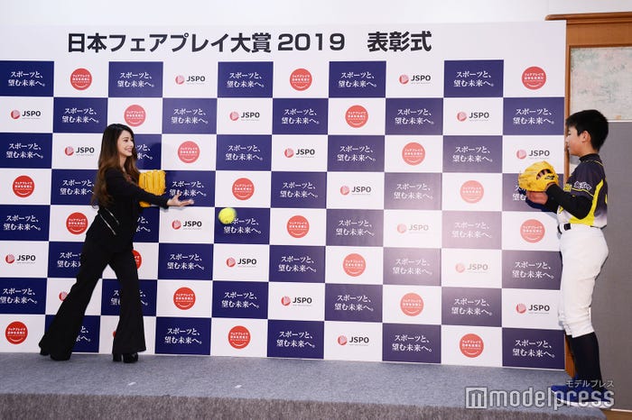 ダレノガレ明美とキャッチボールする大賞作品受賞者・井上史弥さん(C)モデルプレス