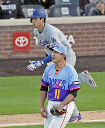 大谷翔平の膝が“くの字”に 極寒のクアーズフィールドで凍えながら勝利のタッチ 山本由伸も完全防寒でベンチに 試合前に雪→開始時の気温は0度