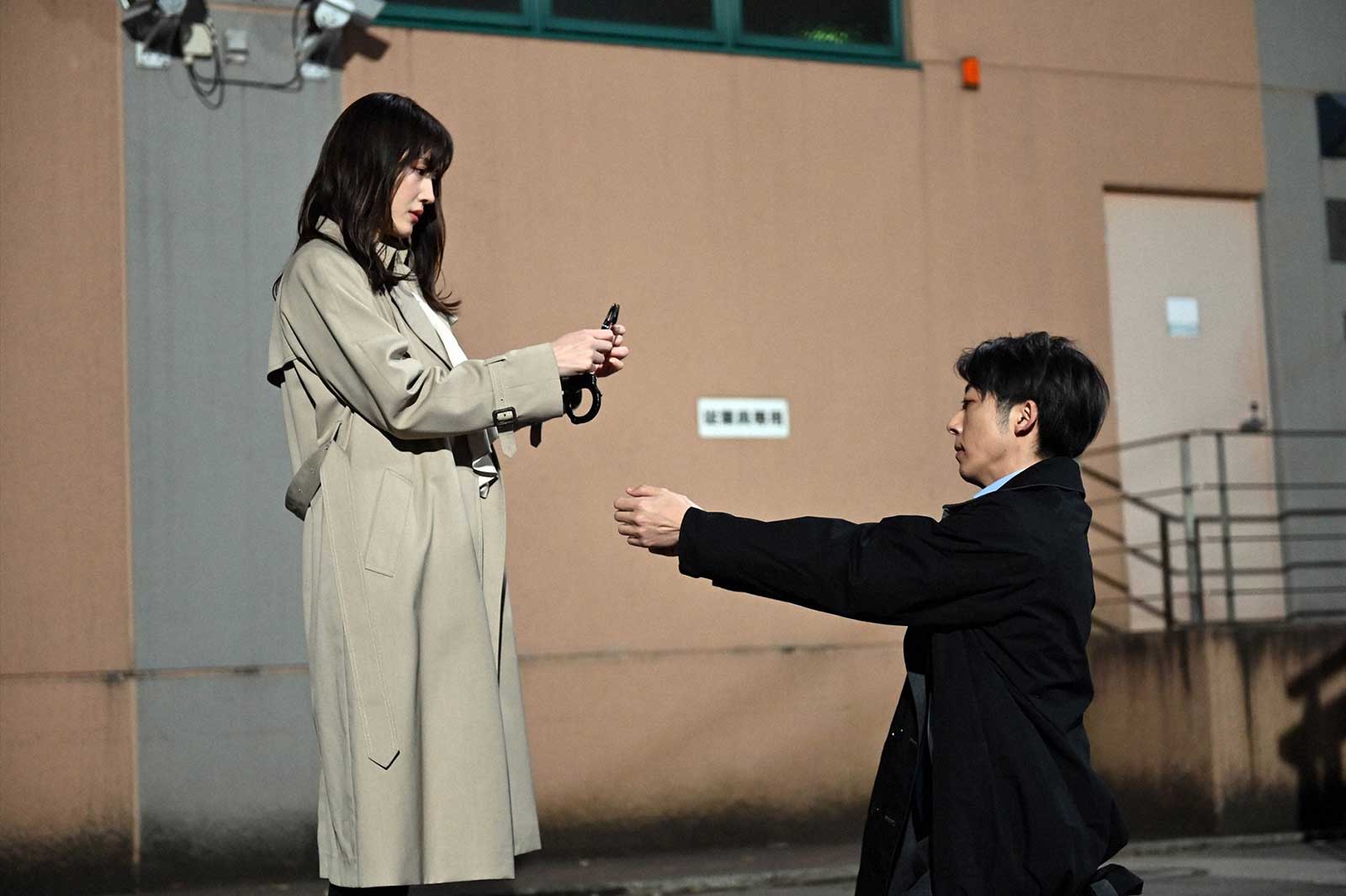 綾瀬はるか、高橋一生「天国と地獄 ～サイコな2人～」第9話より（C）TBS