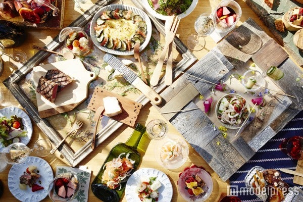 食事もグランピングスタイル／画像提供：星野リゾート