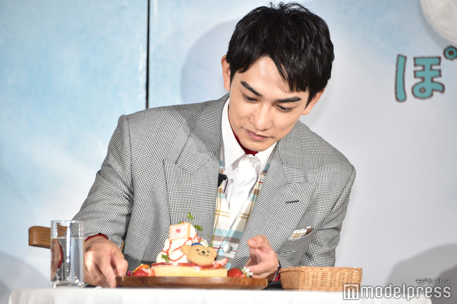 パンケーキの細部を眺める町田啓太（C）モデルプレス