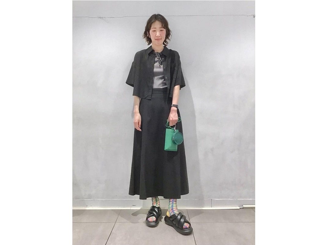スカートとブラックで色をそろえて統一感を　出典：StyleHint