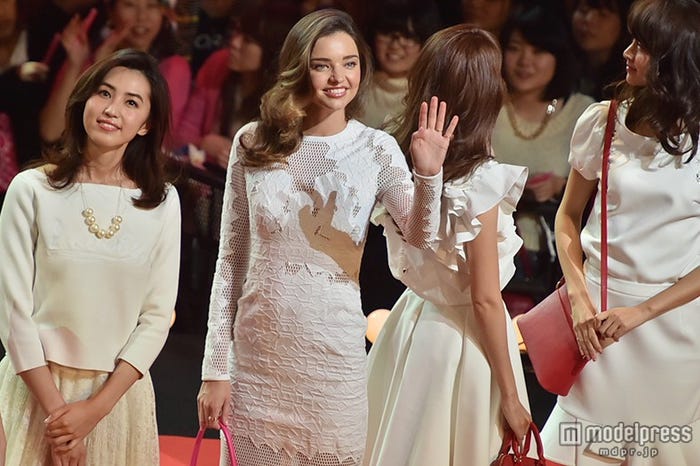「Samantha Thavasa Special Party in TOKYO」でセクシーな衣装で魅了したミランダ・カー(写真中央)