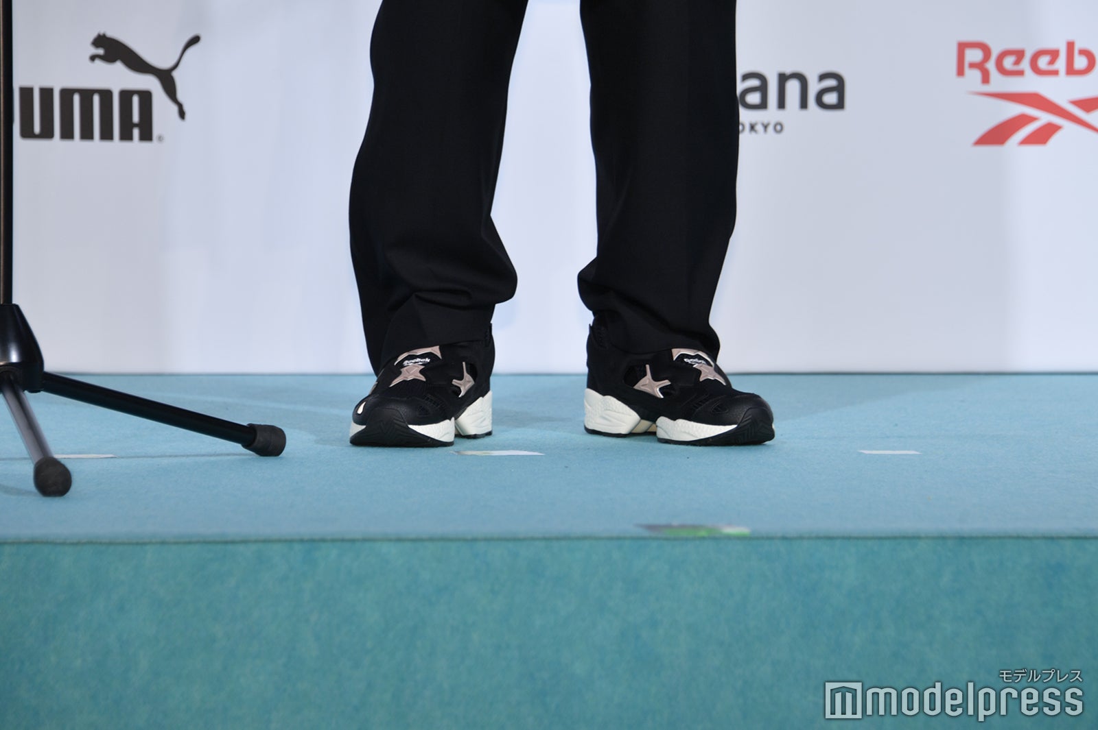 やまと着用のスニーカー （C）モデルプレス