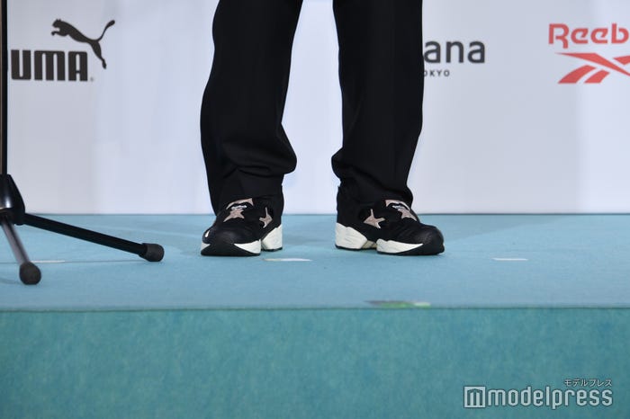 やまと着用のスニーカー (C)モデルプレス