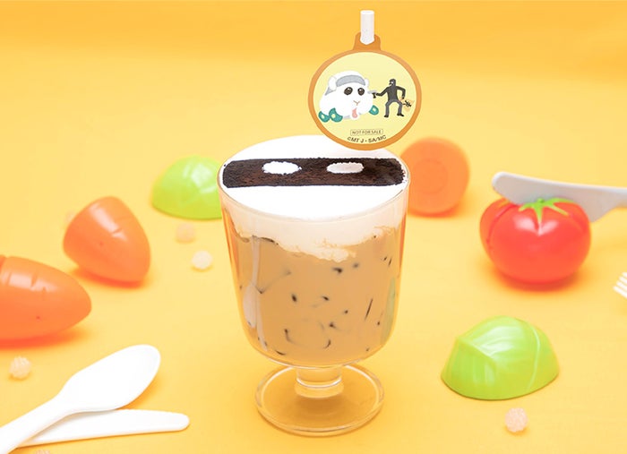 銀行強盗をつかまえろ!覆面シロモのカフェラテ 税込990円(C)見里朝希JGH・シンエイ動画/モルカーズ