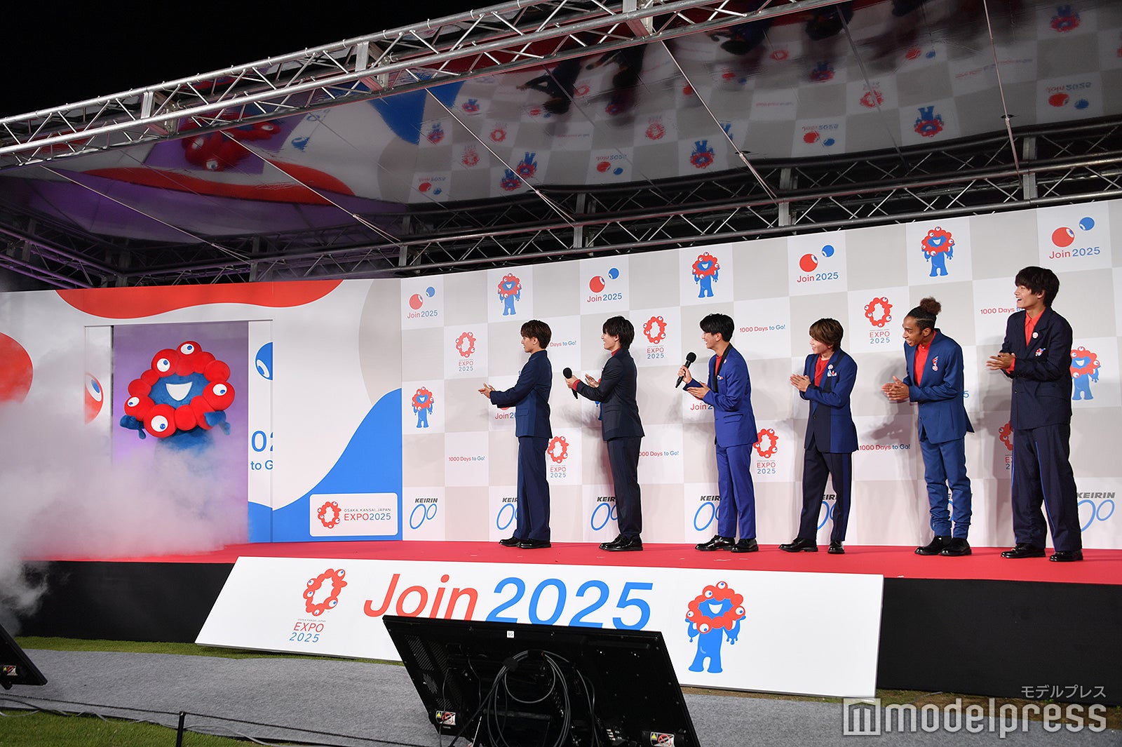 村上信五いわく「CO2多め」な登場のミャクミャクを迎え入れるAぇ! group（C）モデルプレス