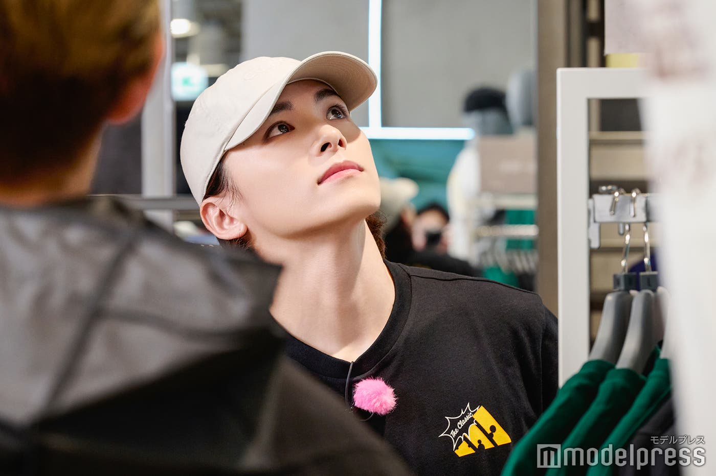 店舗に飾られている自身のキービジュアルに見とれる川西拓実(C)モデルプレス