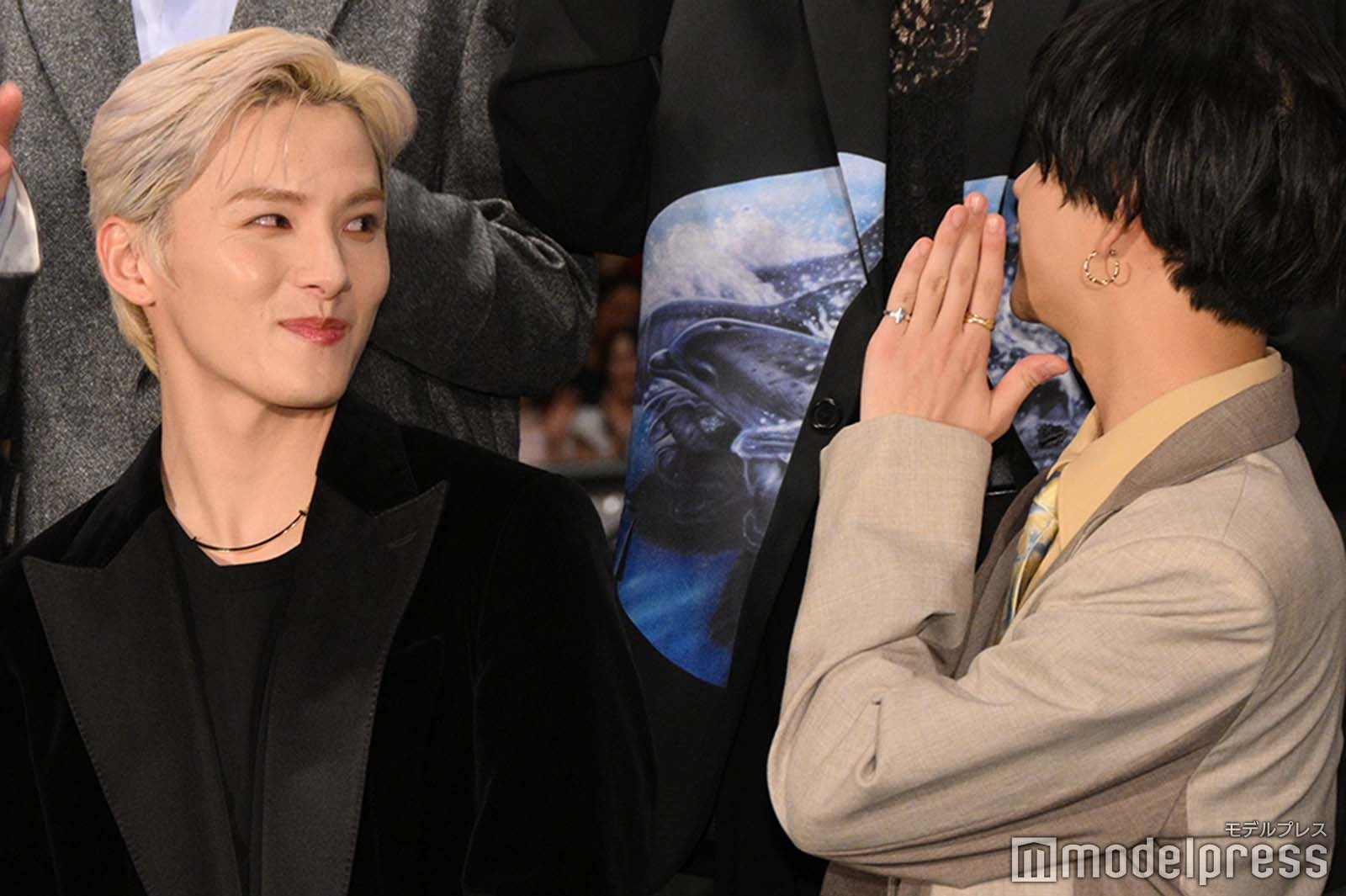 中島颯太を見て微笑む川西拓実（C）モデルプレス