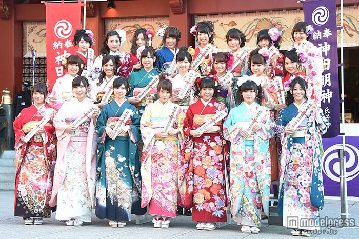 東京・神田明神にて成人式記念撮影会を行ったAKB48グループの新成人メンバー(後列左から)大段舞依、岸野里香、井尻晏菜、上枝恵美加、山岸奈津美、河野早紀、山田麻莉奈、太田奈緒(中列左から)小嶋菜月、斉藤真木子、坂口理子、岩立沙穂、山内鈴蘭、小笠原茉由、加藤るみ(前列左から)小谷里歩、岩佐美咲、武藤十夢、川栄李奈、多田愛佳、岩永亞美、上西恵【モデルプレス】