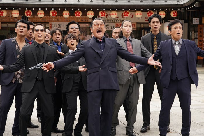 (中央)吉田鋼太郎(C)2022「極主夫道 ザ・シネマ」製作委員会